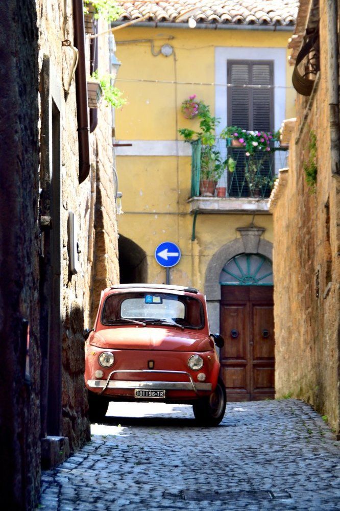 Маленькая машинка в маленьком городе