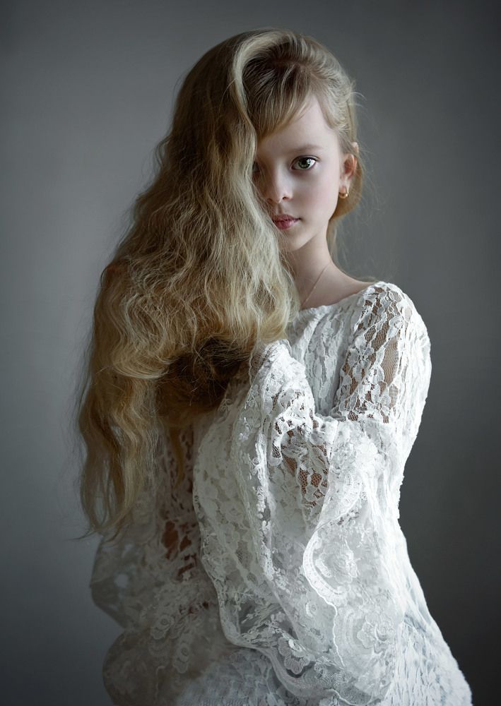 Облако волос и кружев.