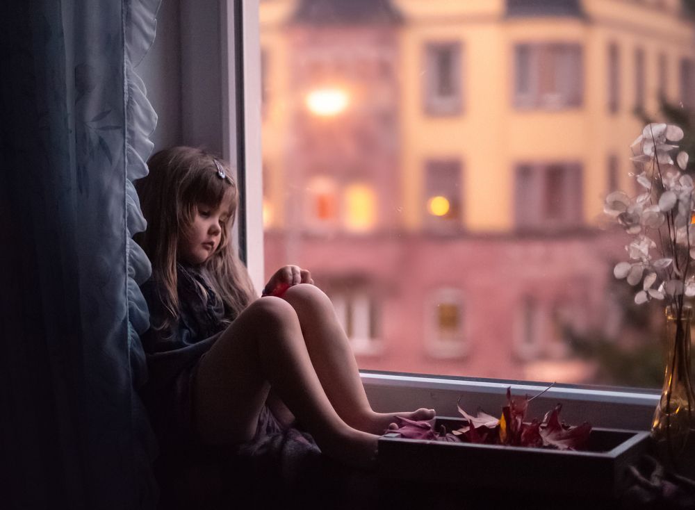 а за окошком листики шуршат