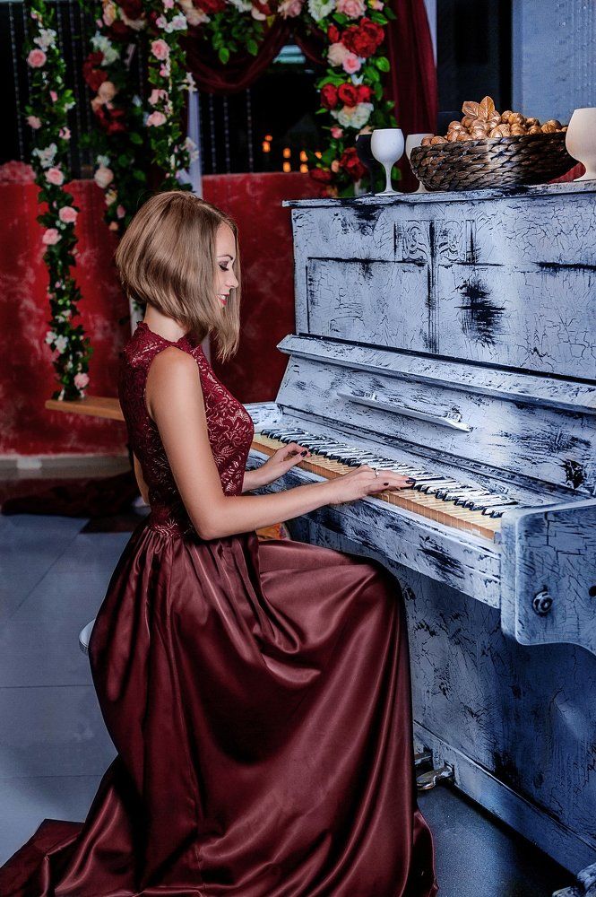 Девушка за играет