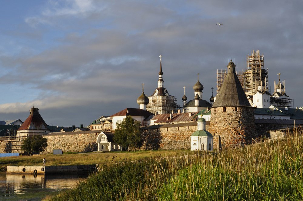 Соловецкий монастырь в лучах заката