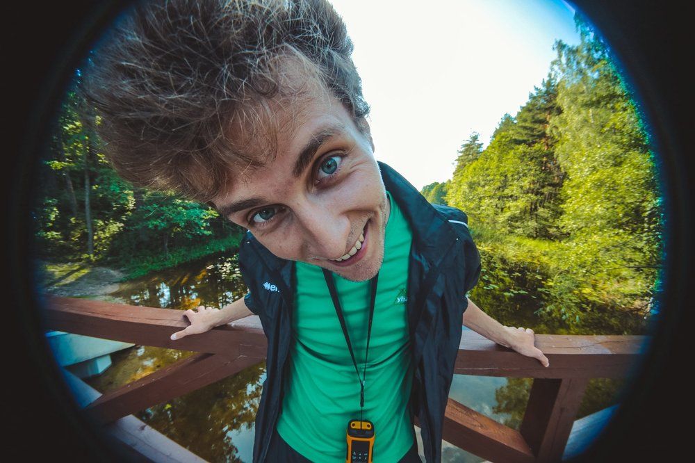 большему человеку больше места