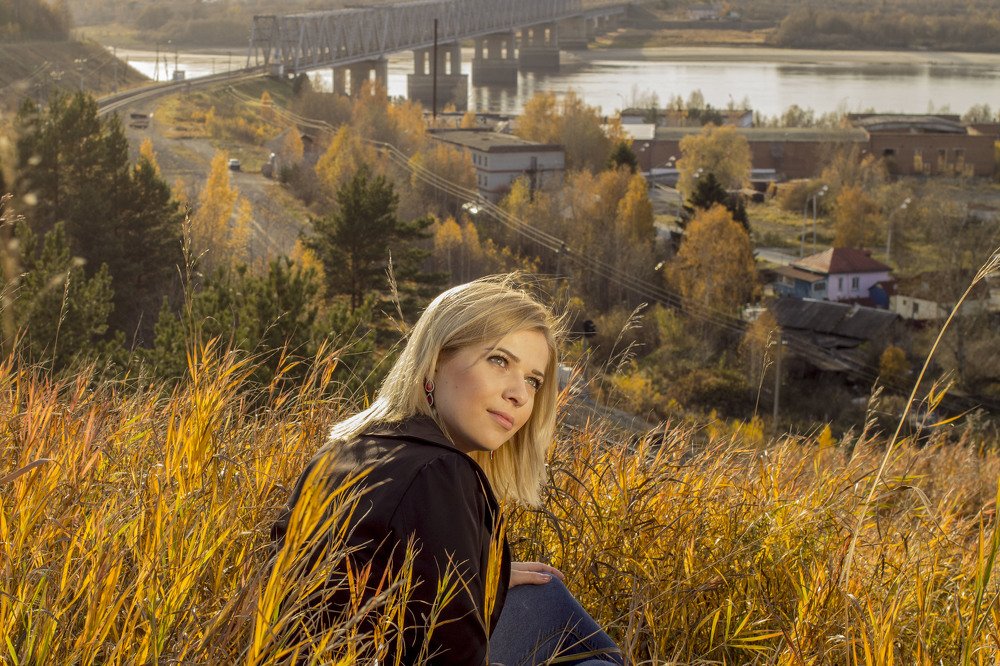 Девушка у моста через реку.