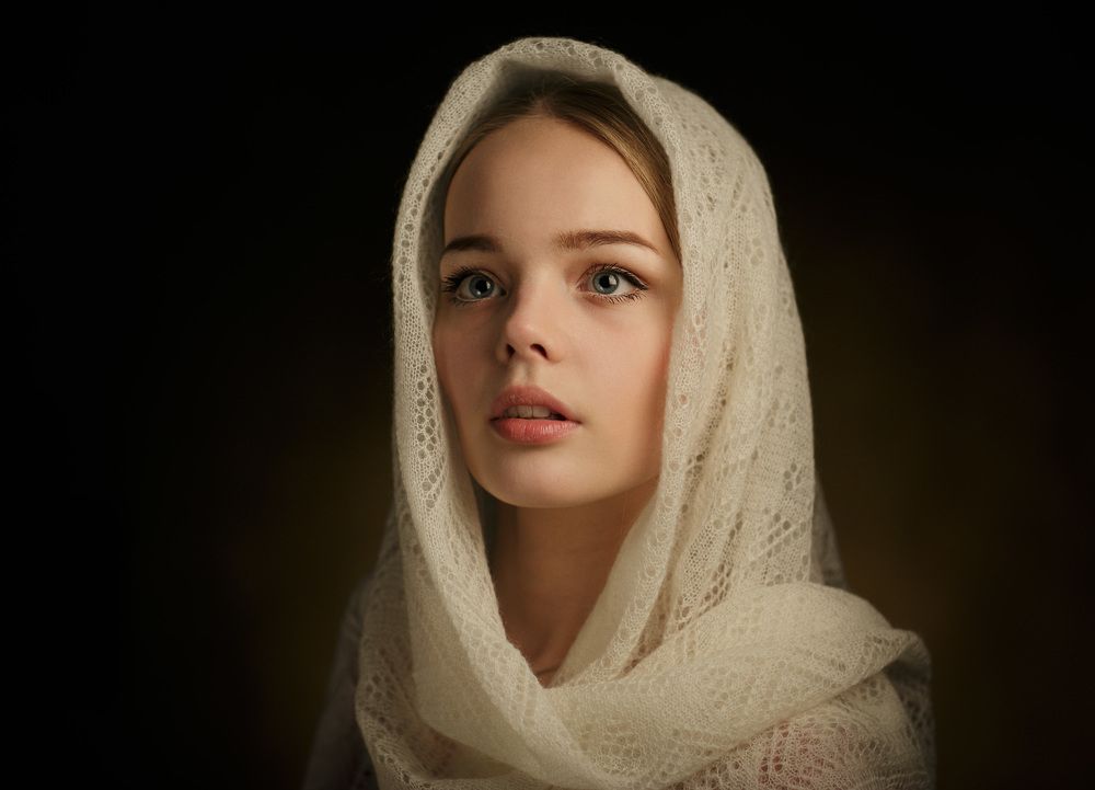 Девушка в платочке