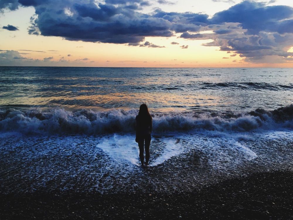 Море всех принимает в свои объятья