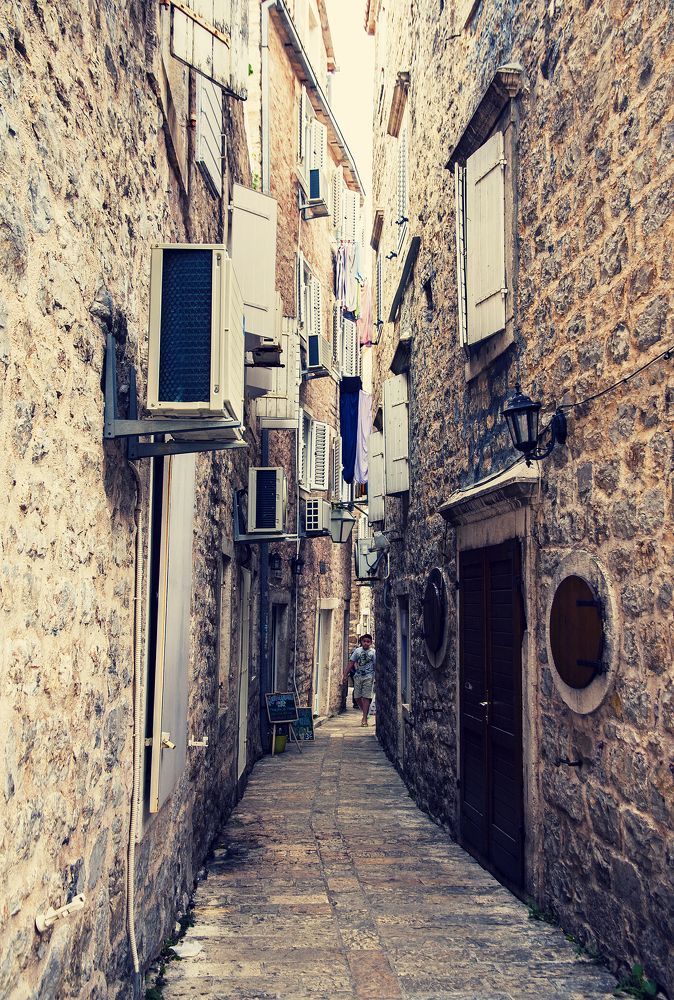 Древняя улочка в Будве.