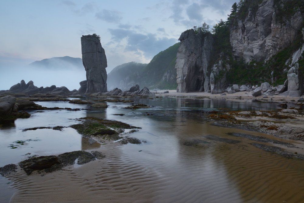 Туманный вечер среди скал