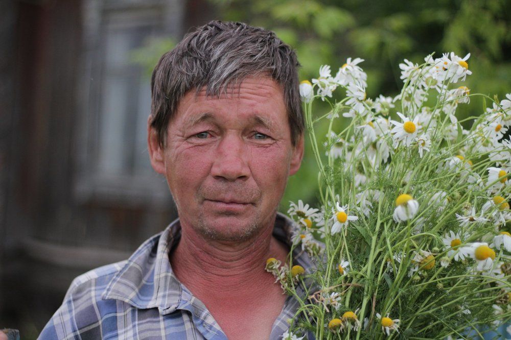 Портрет мужчины с ромашками