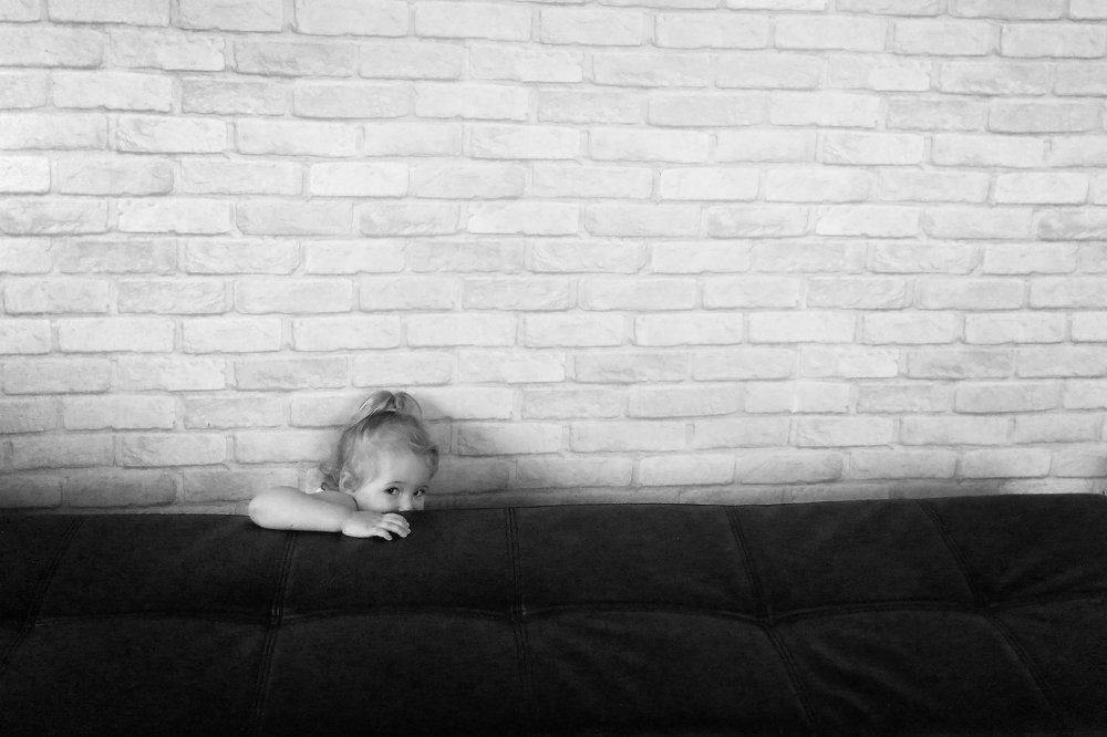 прятки маленького человека в большой квартире