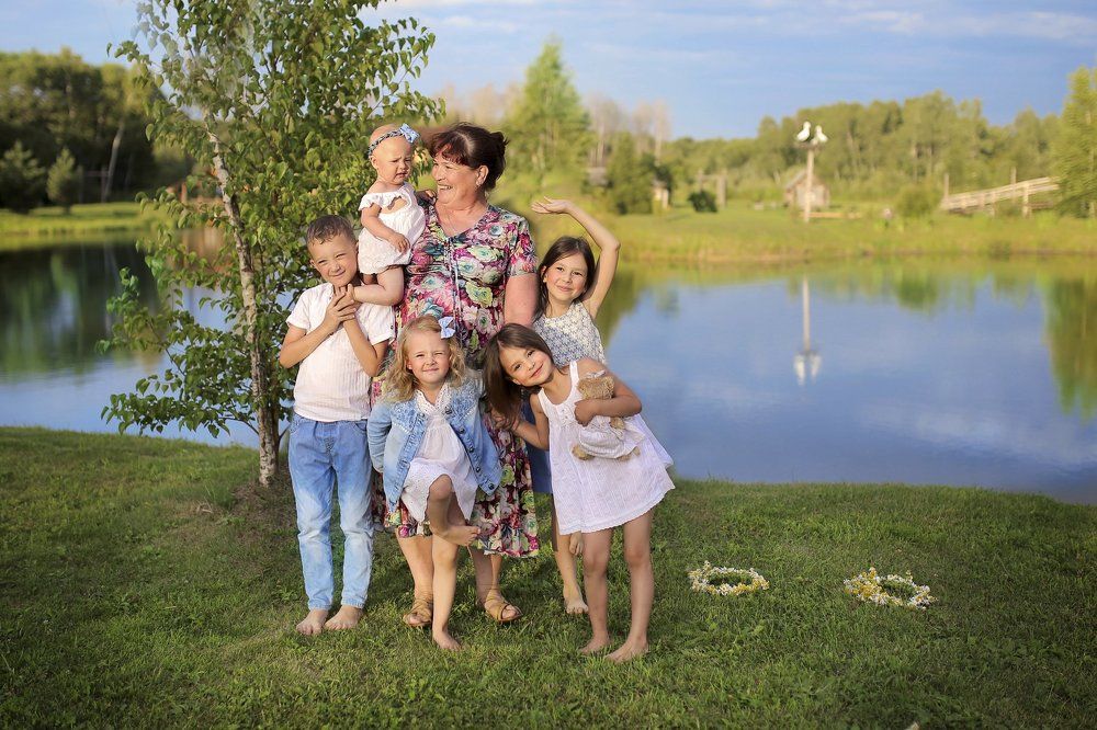 бабушка с пятью внуками