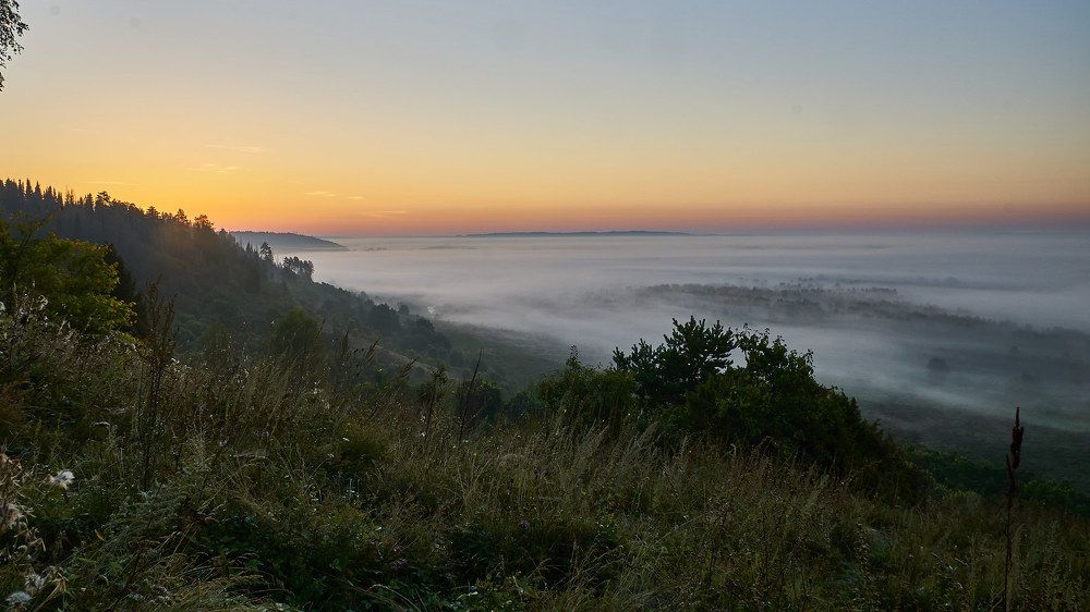 Туманный рассвет над Камой.