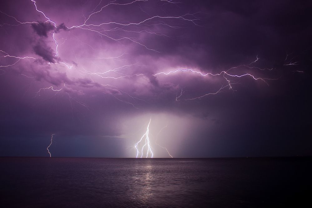 Летняя гроза над морем.