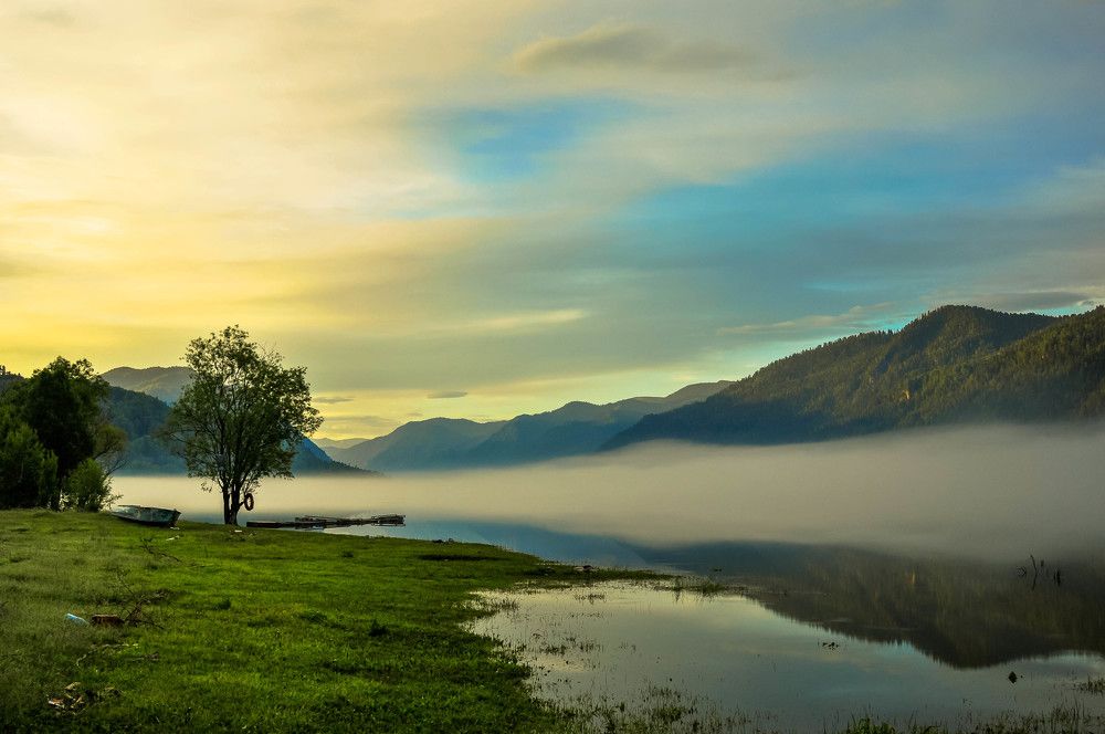 Восход на Телецком озере.