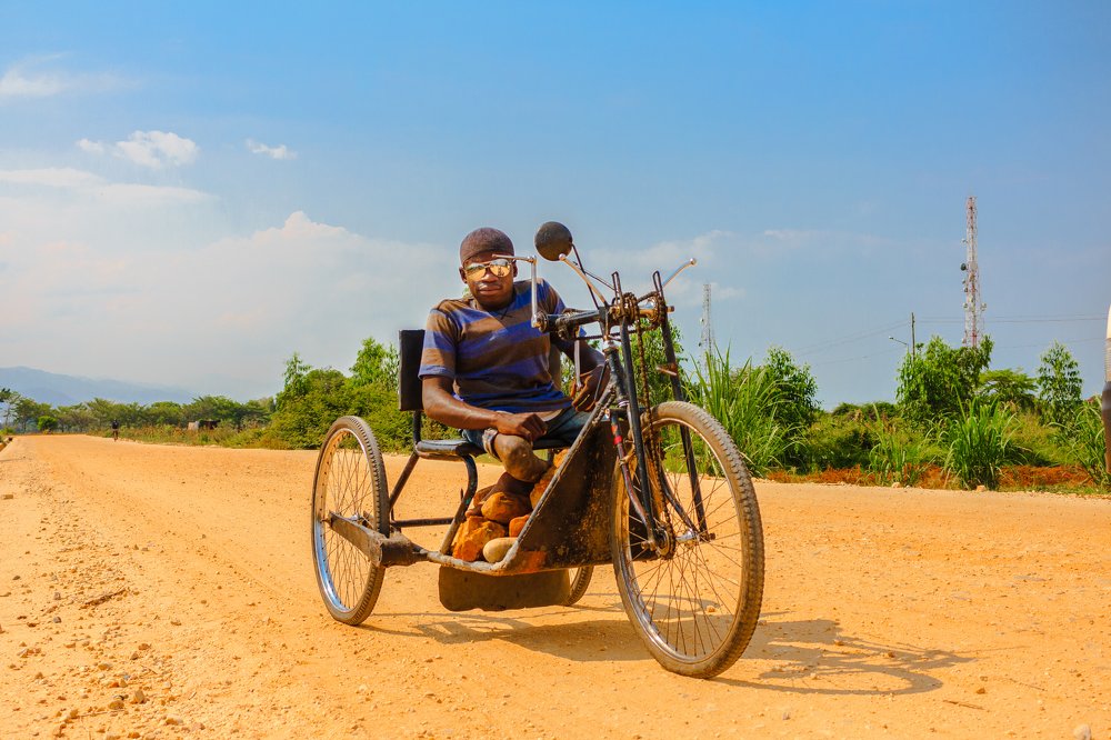 Ограничен в движении , безграничен в желании жить .