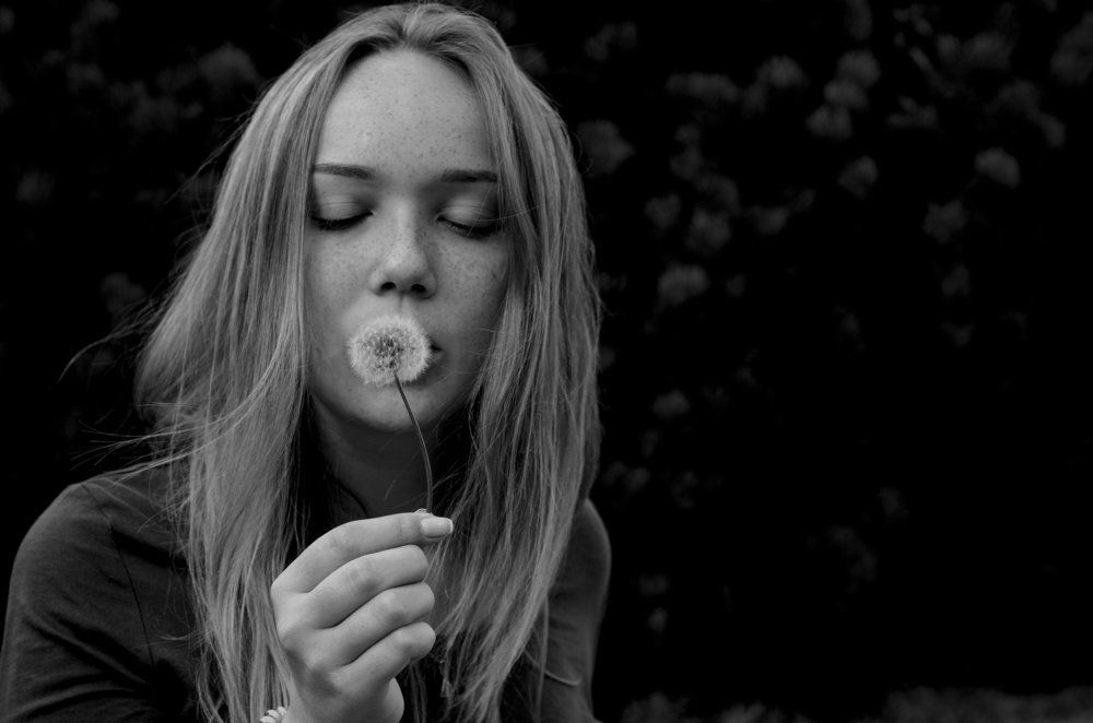 Девушка и одуванчик