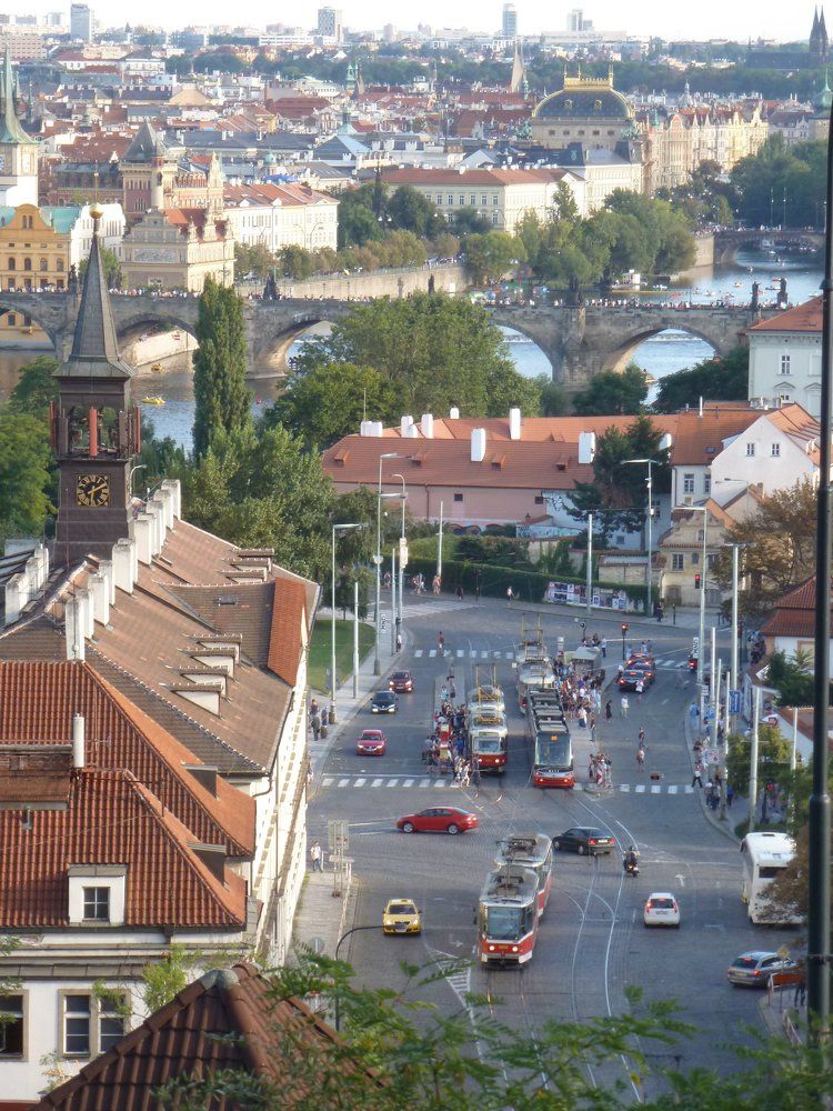 над городской суетой
