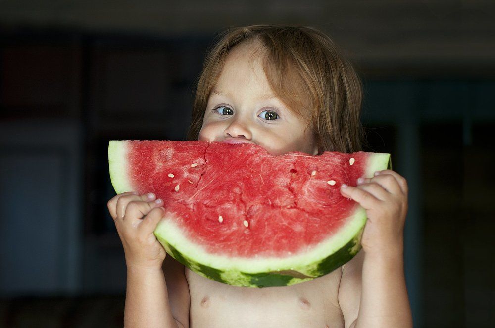 Мальчик и арбуз