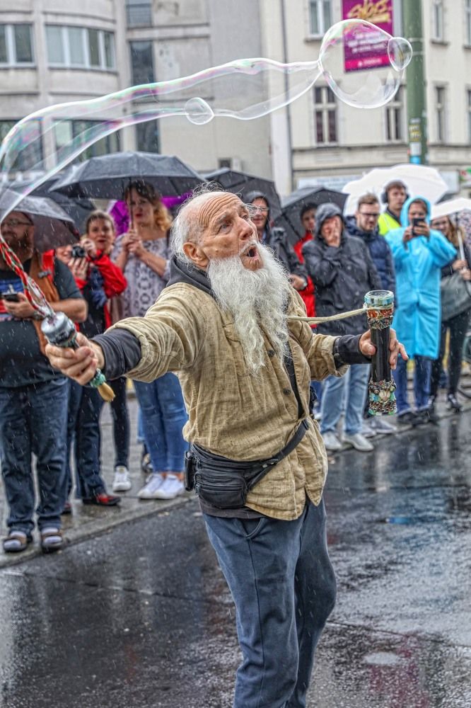 Надуватель мыльных пузырей.