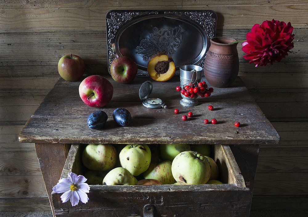 Натюрморт с яблоками