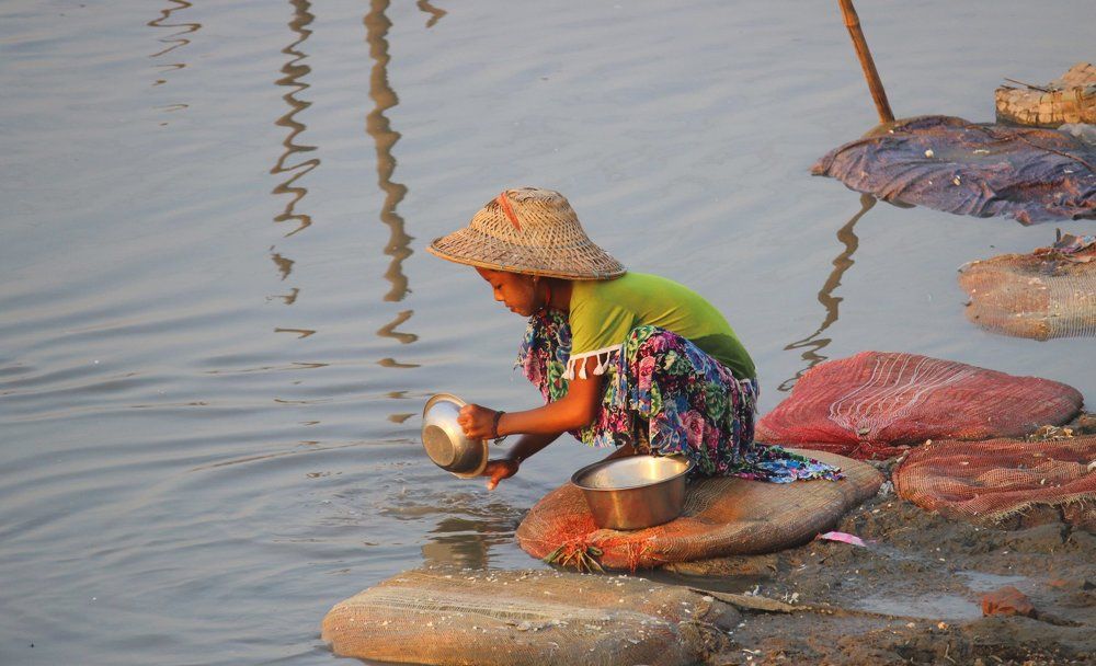 Washing tableware after lunch
