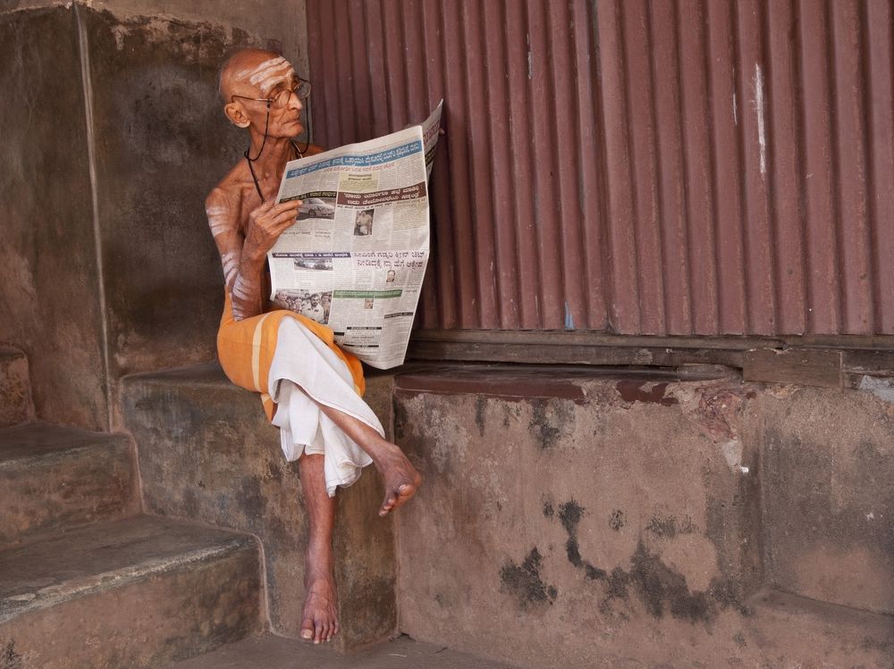 Гокарна, браман, читающий периодику.