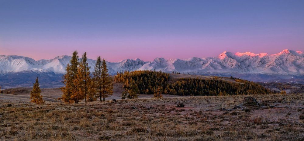 На рассвете розовеют горы