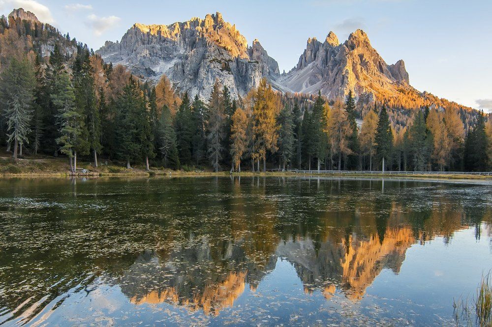 Зеркальное озеро в Доломитовых Альпах