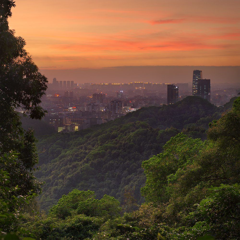 Вид Гуанчжоу с горы Байюнь