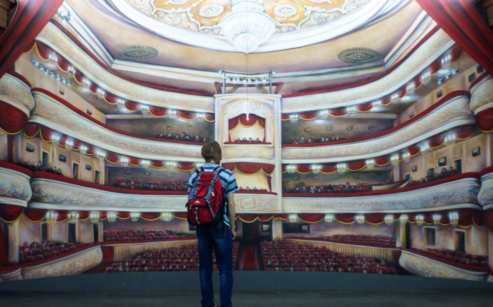 перед картиной