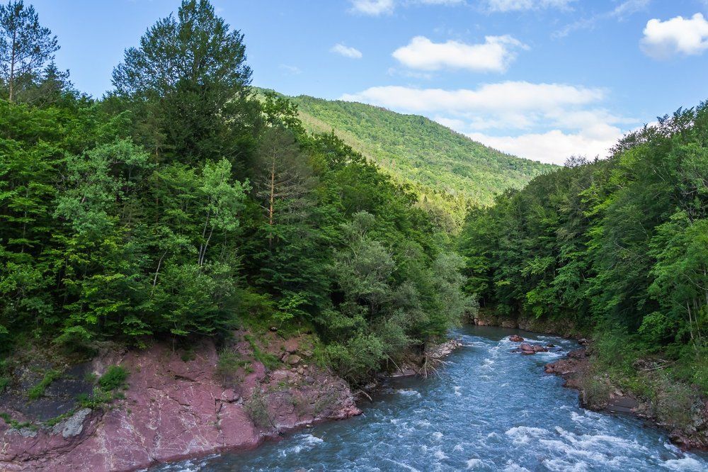 А по камушкам речка бежит...