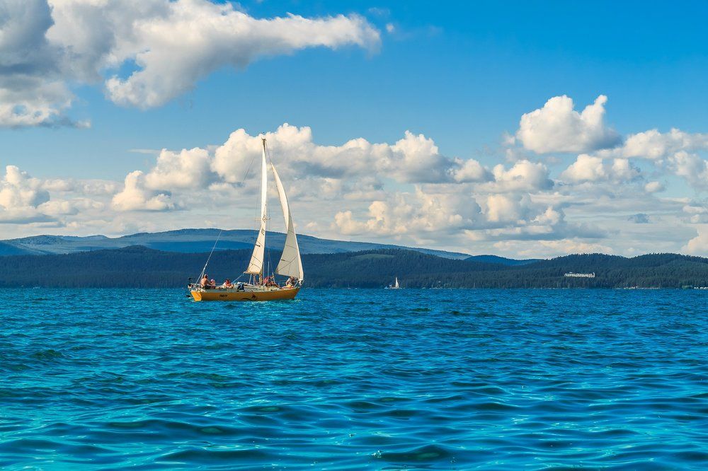 Под парусом