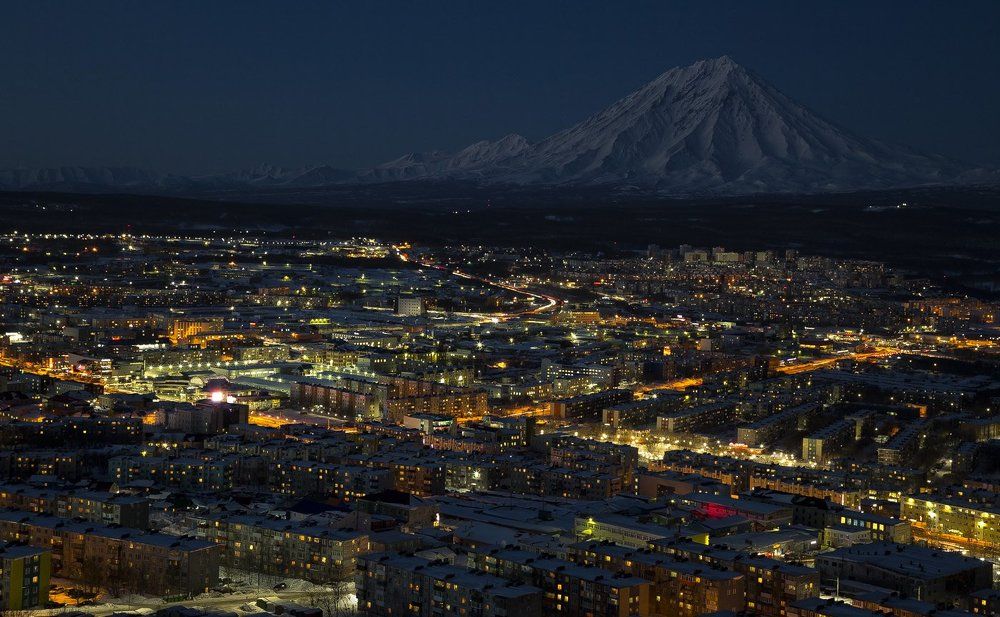 В Петропавловске-Камчатском полночь .