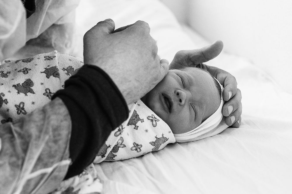 В папиных руках.