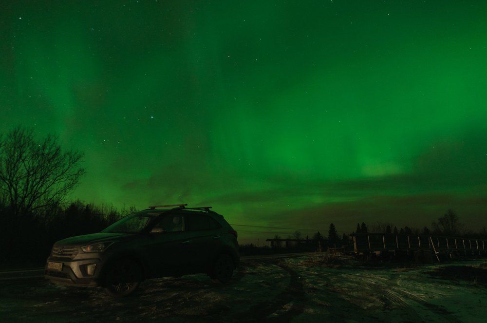 Разлилась по небу зелень