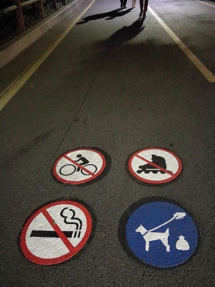 Hanya untuk pejalan kaki / Only for street walker