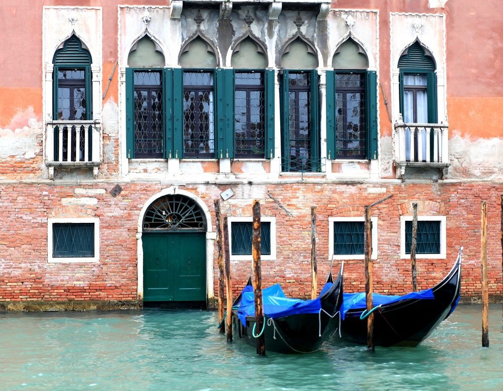 подъезд венецианского дома