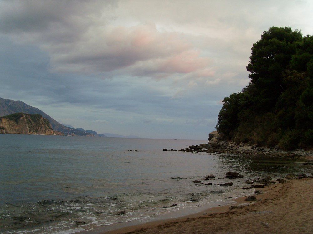 Море и розовые облака.