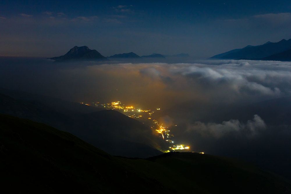 Спит горный посёлок...