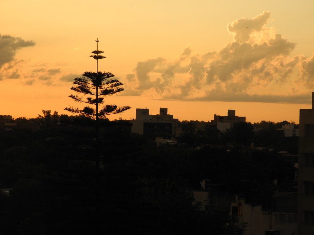 silueta de la ciudad al atardecer