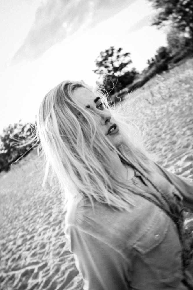 девушка бежит