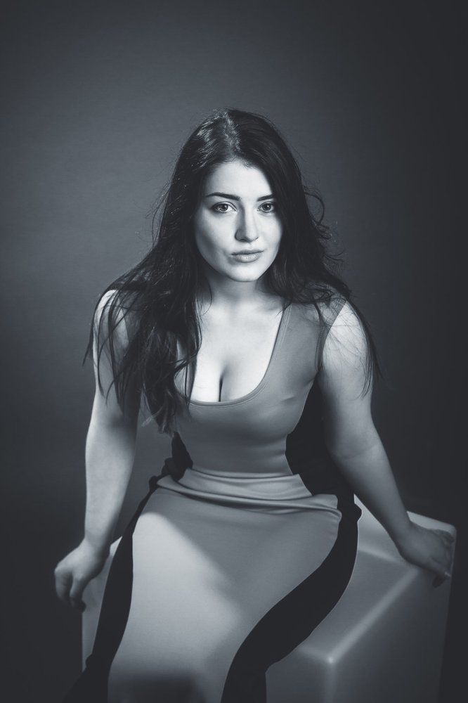 Девушка на кубе