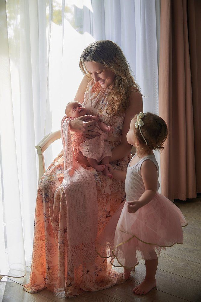 Мама и ее дочери в лучах рассвета