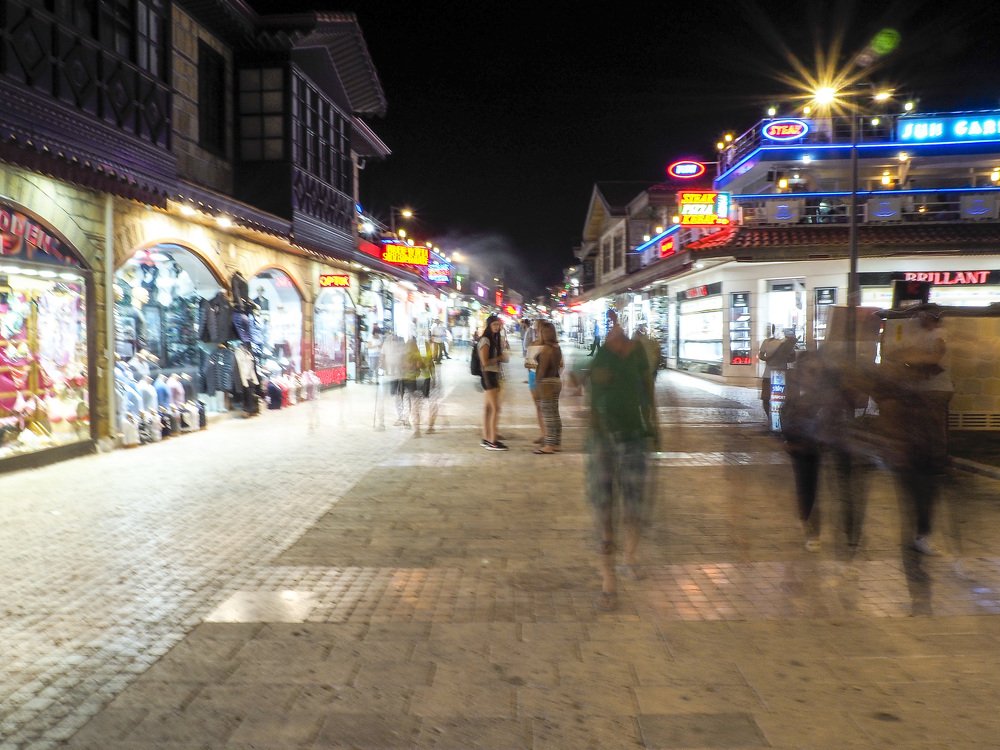 Шумная улица ночного Сиде