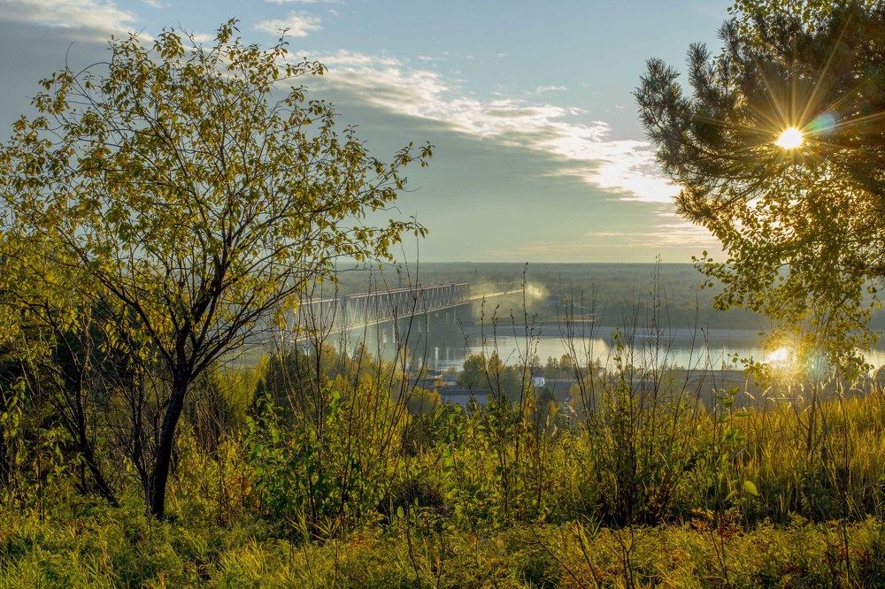 Мост через реку.