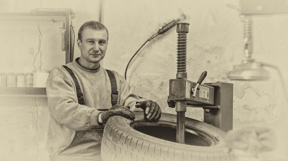 не отрываясь от работы...