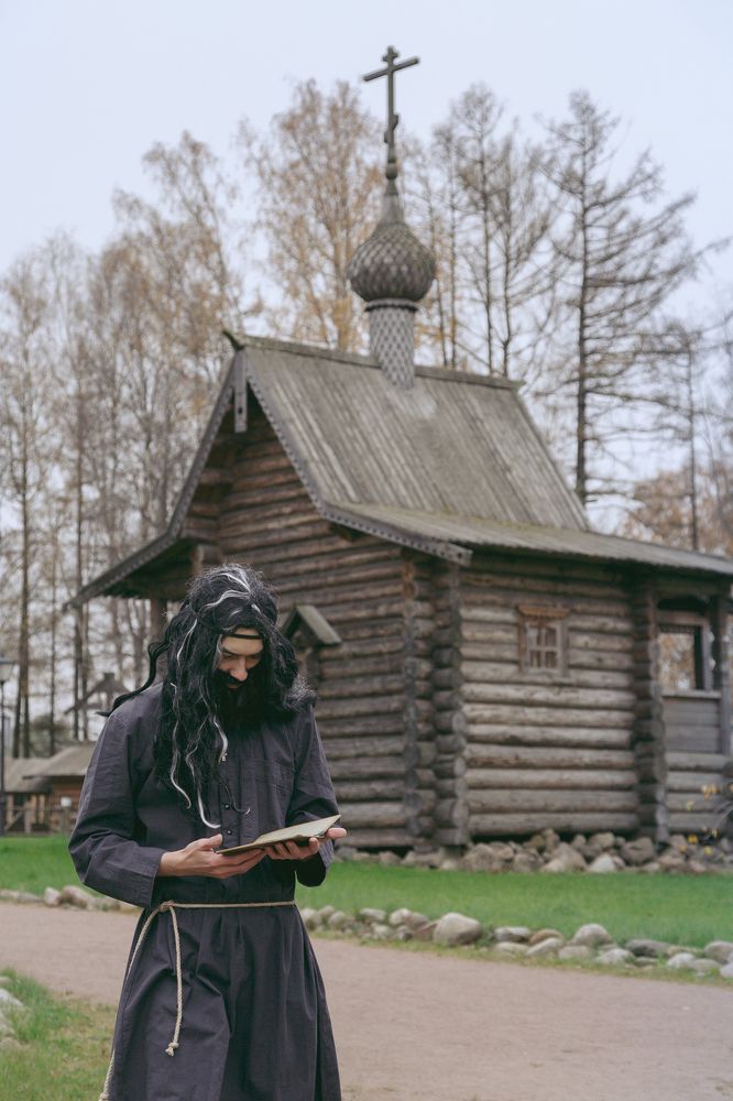 Идущий старец (Walking the oldster)