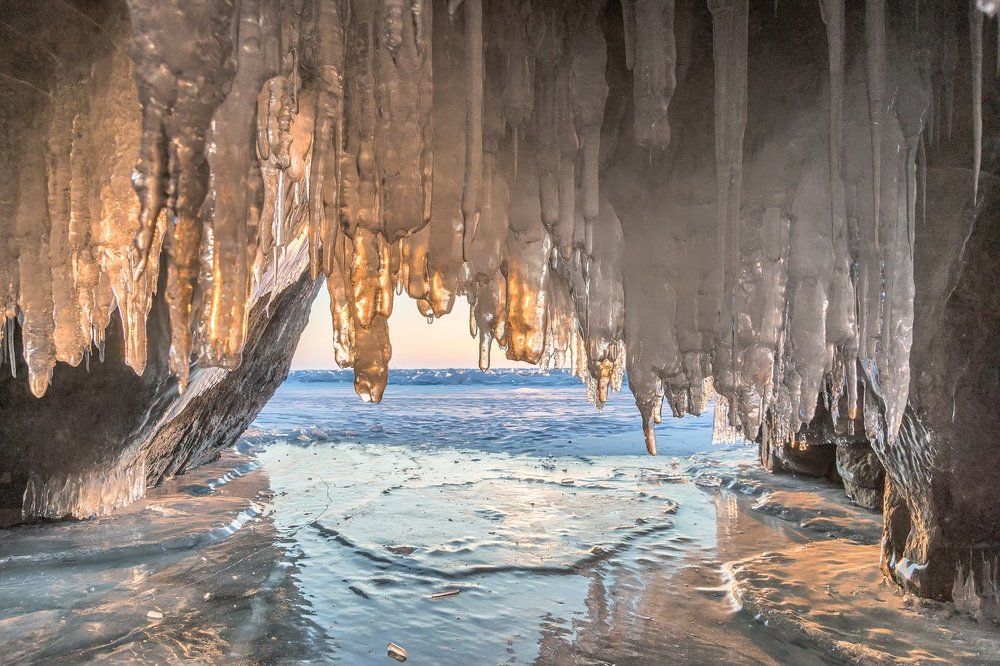 Ледяной грот на рассвете