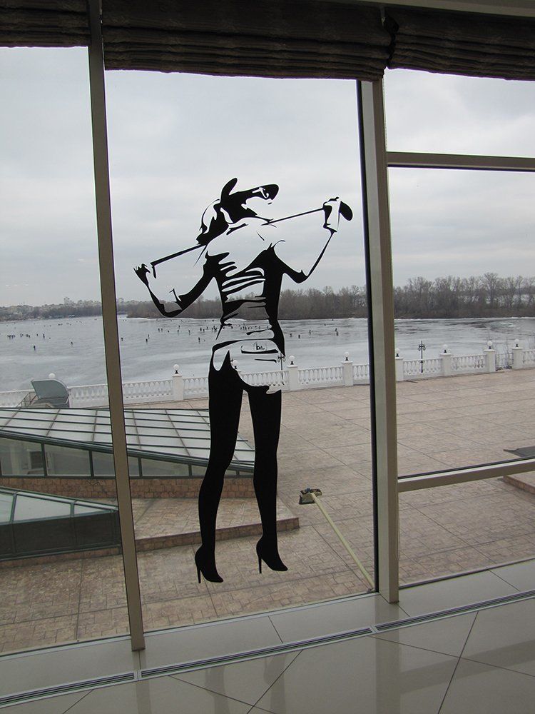 Интересно, о чём думают гольфисты, глядя на рыбаков