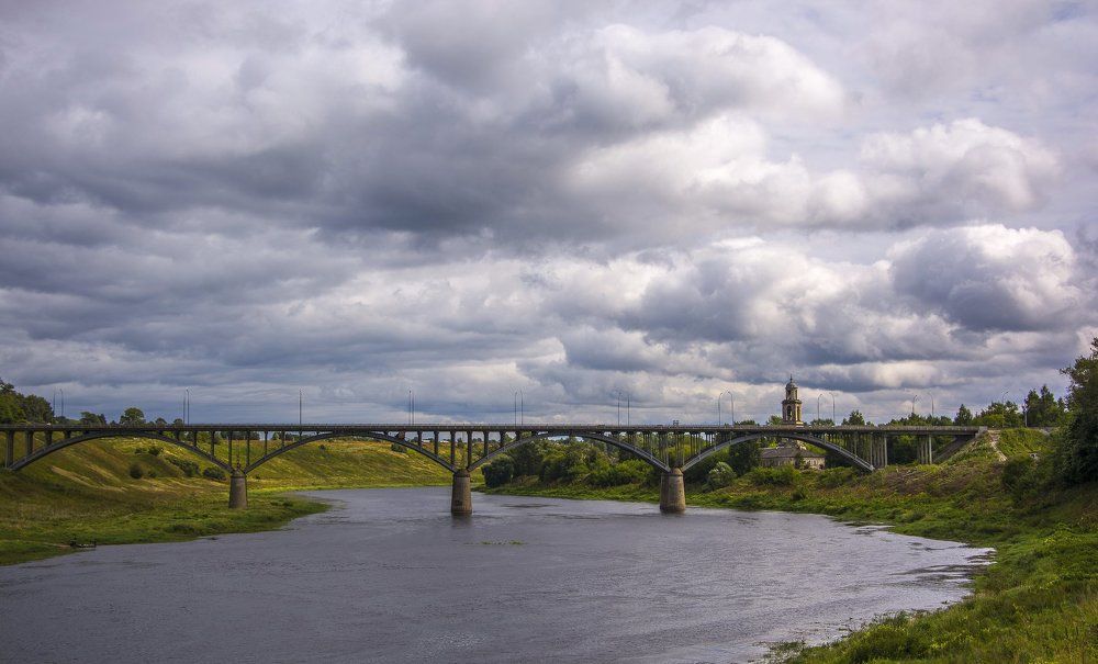 Небо хмуро мглою кроит............