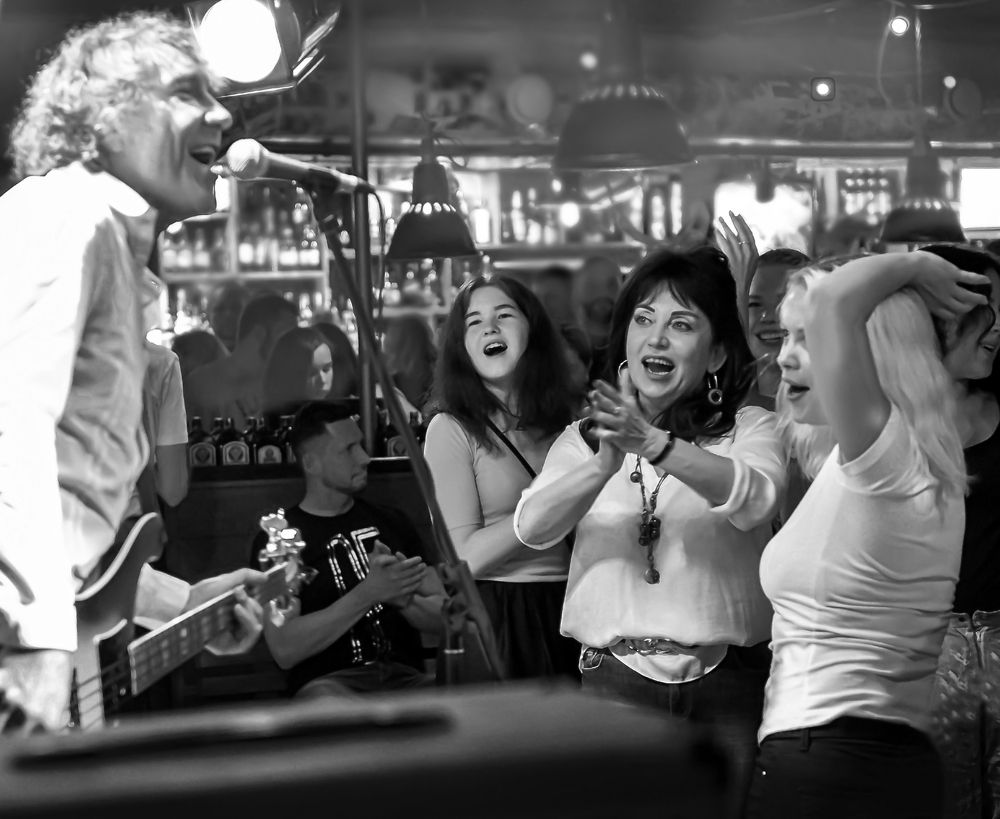 В молодёжном рок-кафе...